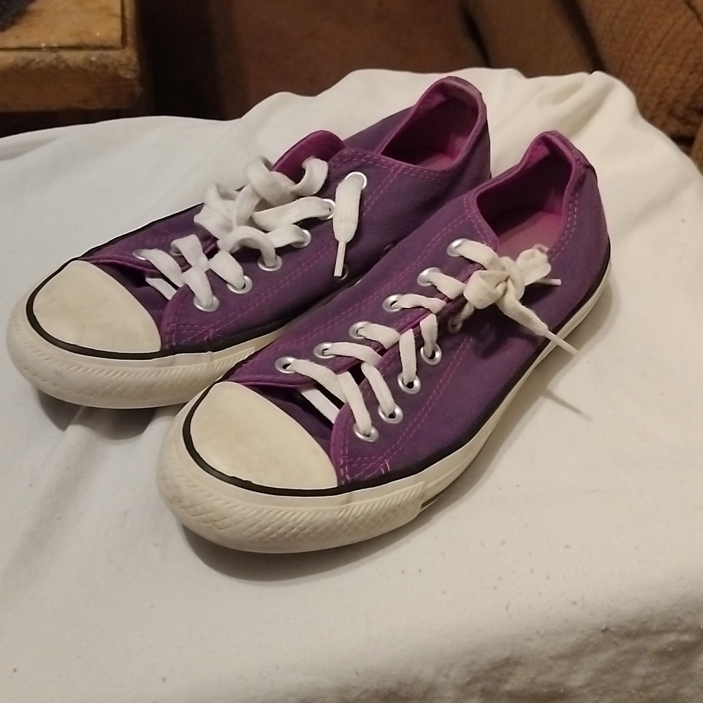 Converse Purple Low tops. Sz 7